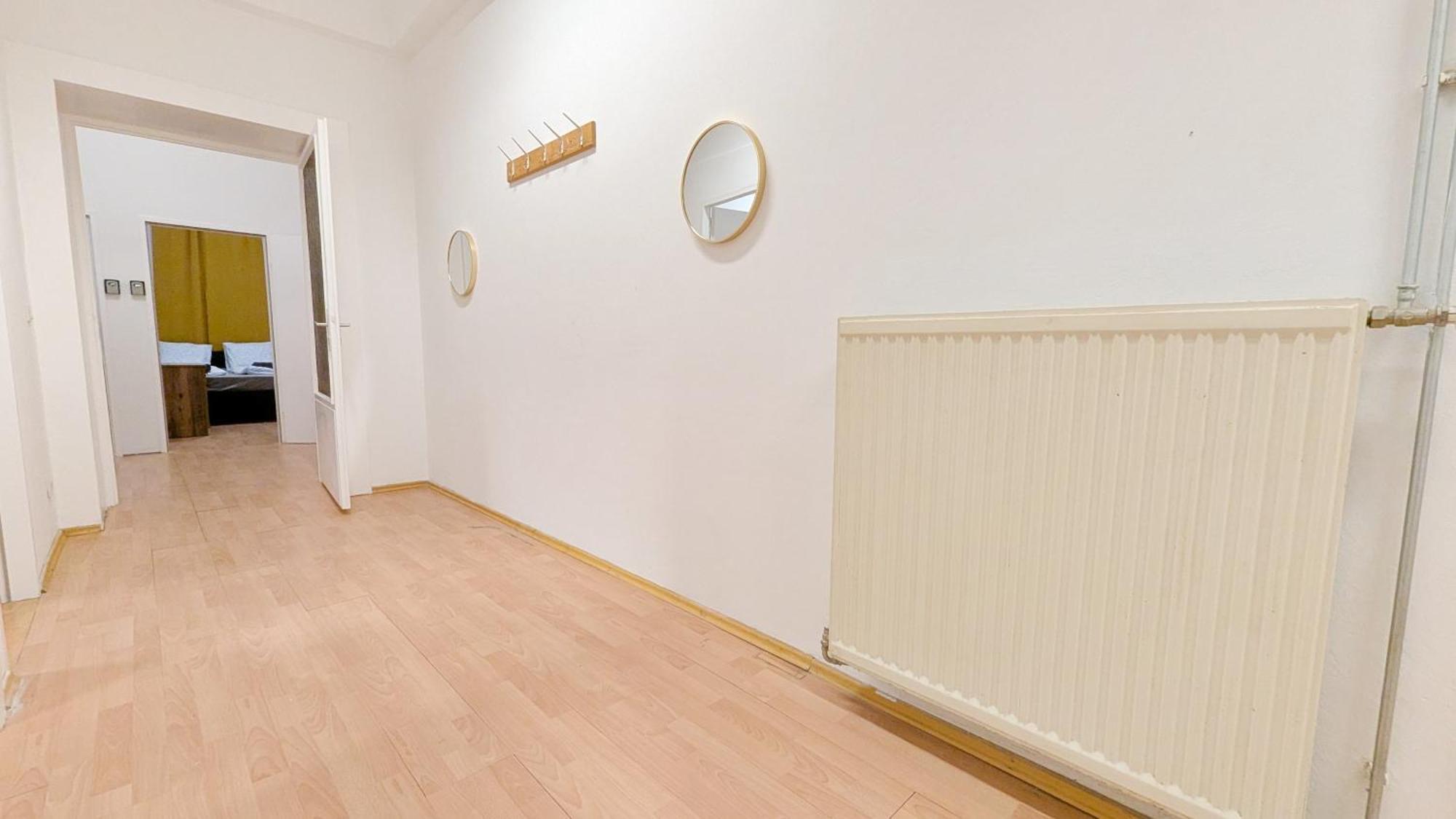 Homestay Spacious - 15 Min From Airport & Center, 5 Min From Main-bus Station Ez 12