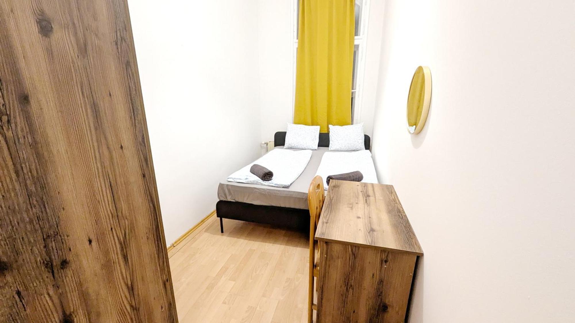 Spacious - 15 Min From Airport & Center, 5 Min From Main-bus Station Ez 12 Homestay