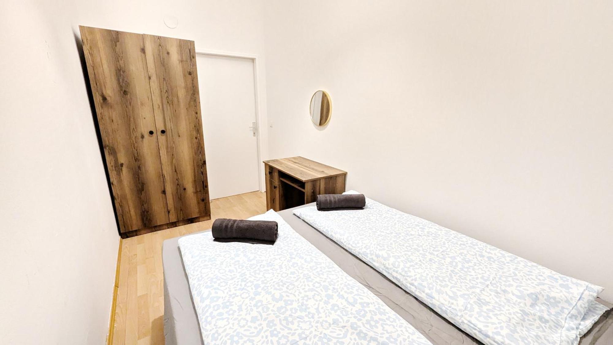 Spacious - 15 Min From Airport & Center, 5 Min From Main-bus Station Ez 12 *